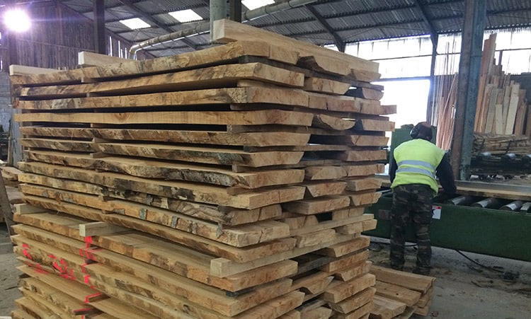 Planches de bois massif servant à la fabrication des plateaux de tables