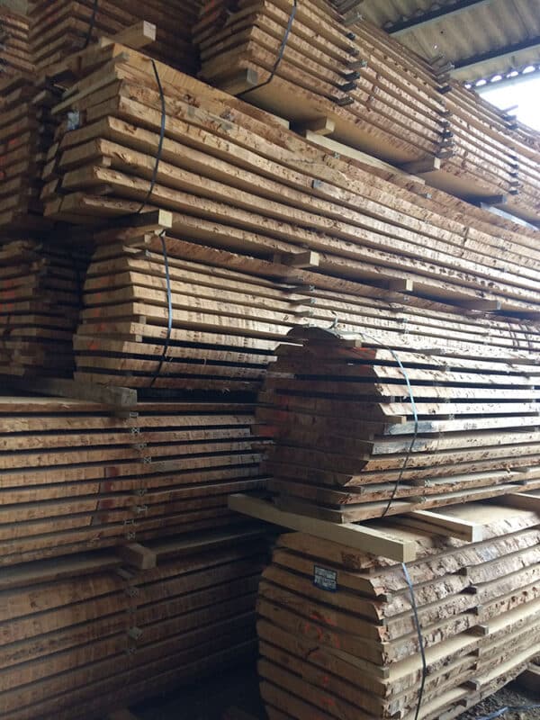 Plots reconstitués en bois massif servant à la fabrication des plateaux de tables.