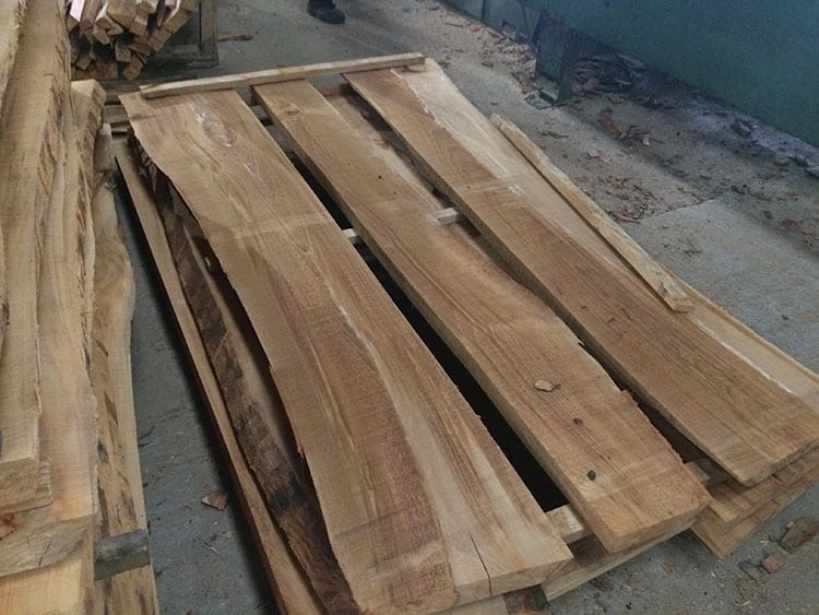 Planche en bois brut avec bords naturels de type Live Edge