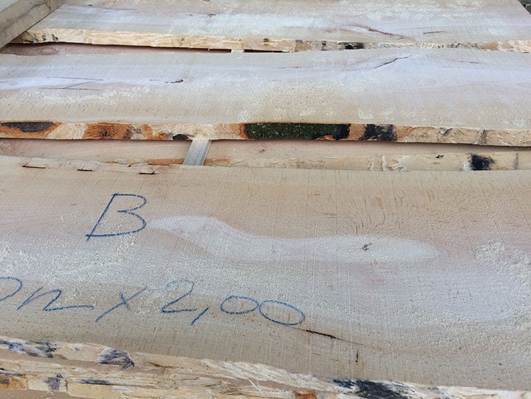 Planches de bois débitées pour la phase de séchage