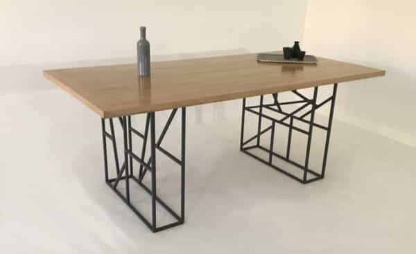 Table à manger artisanale avec plateau bois et pied original en acier