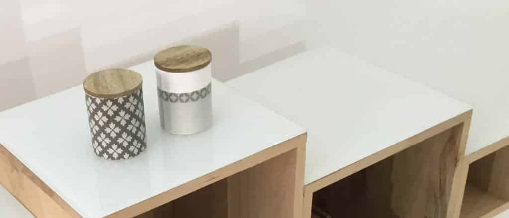 Meuble sur-mesure avec modules bois massif et verre laqué blanc Plateaux en verre laqué blanc