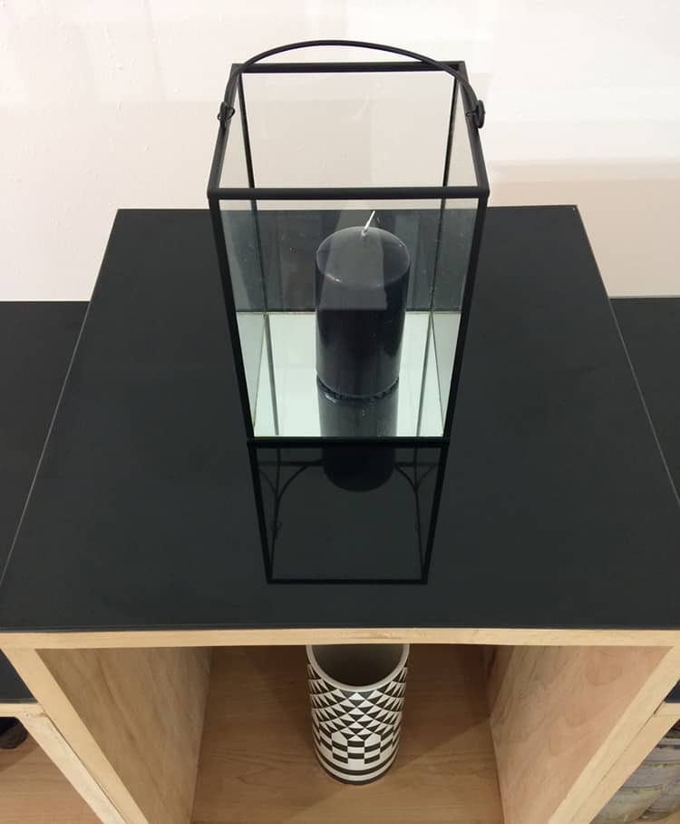 Meuble design sur-mesure en bois massif et verre laqué noir Plateau en verre laqué