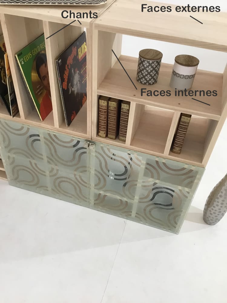 Précisions des chants, faces externes et internes pour une bibliothèque modulable en bois massif