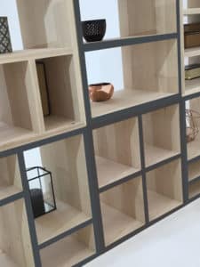 bibliothèque modulable en bois massif avec les chants laqués