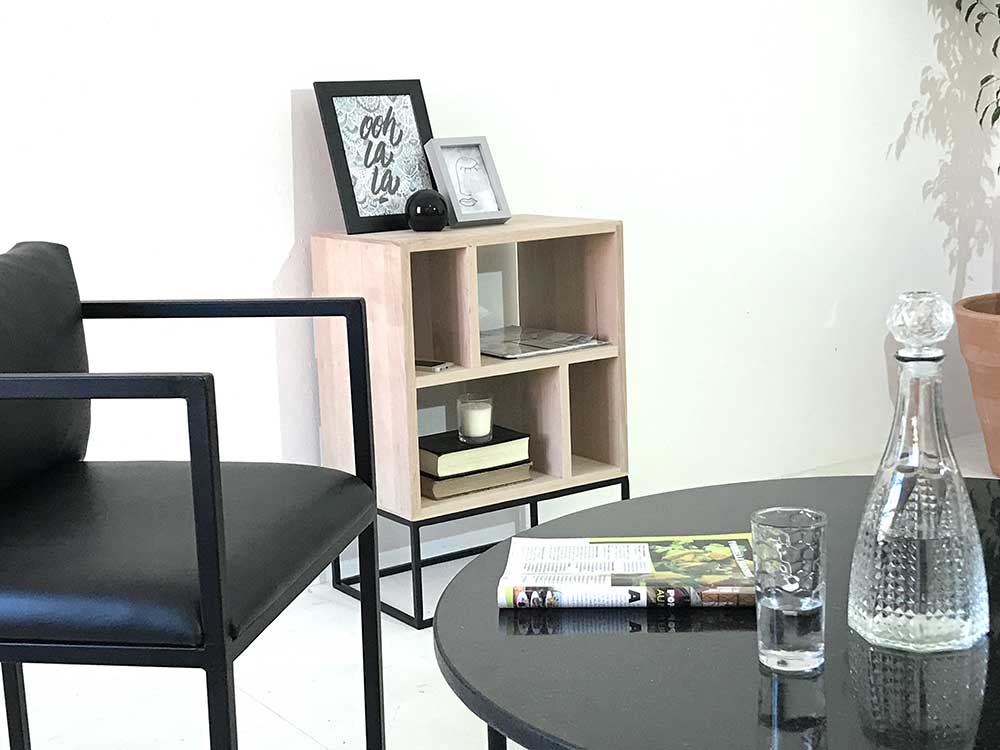 petit meuble d'appoint design en bois massif et pied en métal minimaliste
