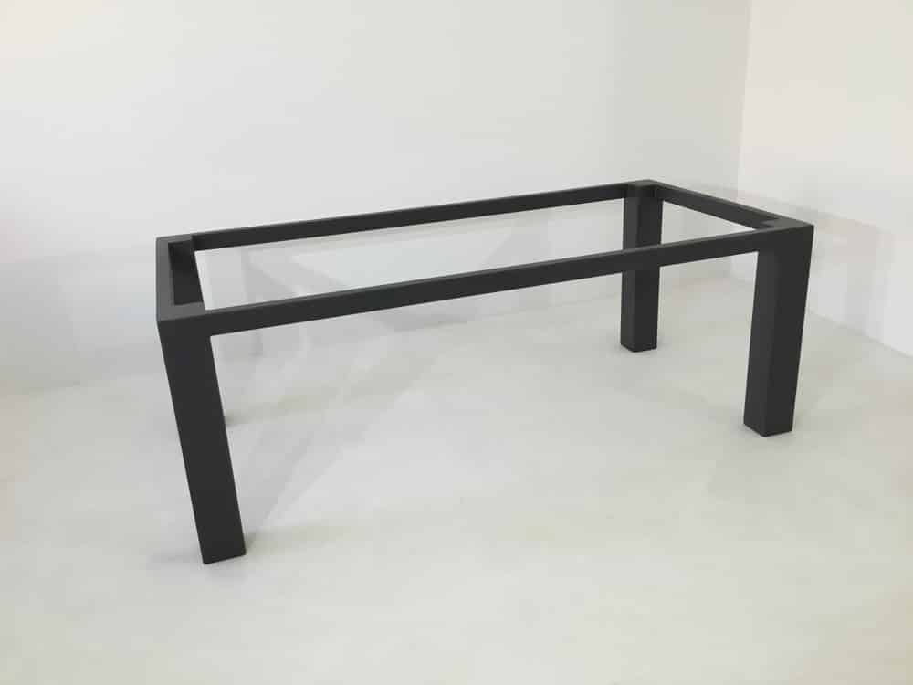 Table à manger "Burton", détail du piétement en métal. Table repas "Shapes" avec plateau en marbre et granit assemblés à la main