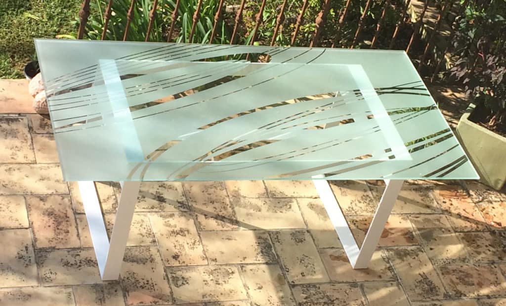 Table en verre exceptionnelle avec plateau en verre trempé sablé de motifs