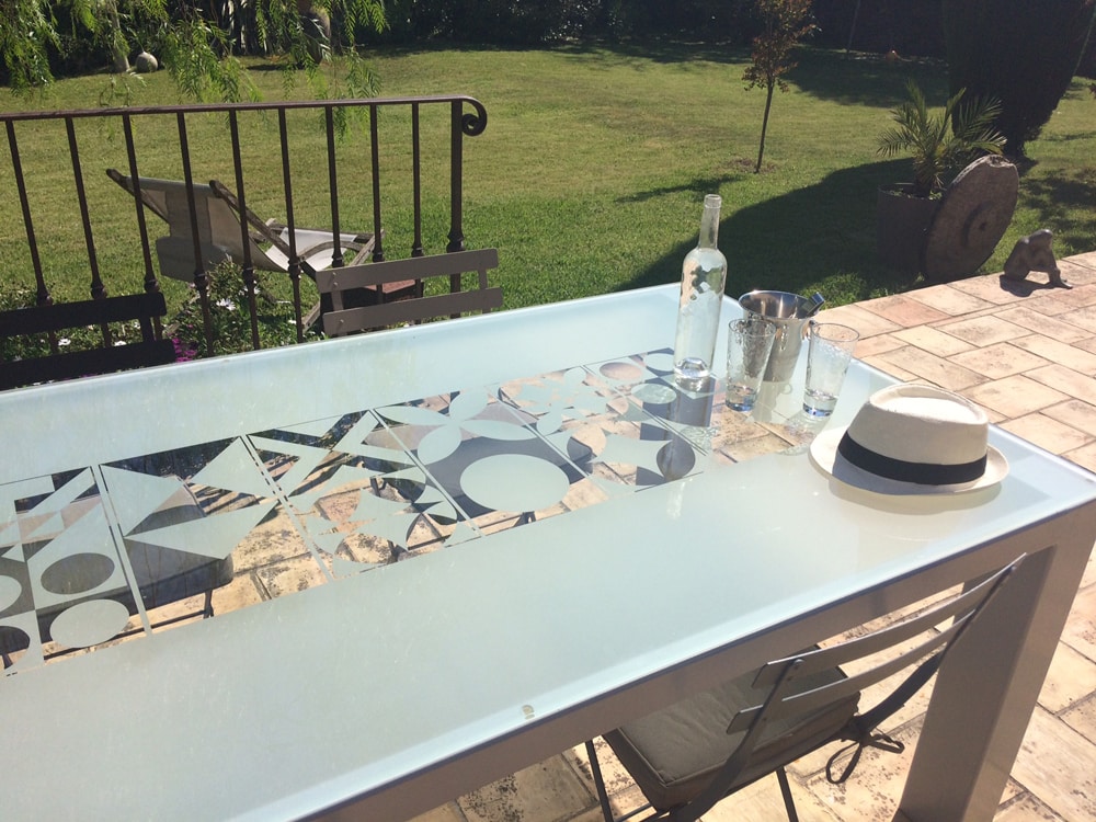 Table repas avec plateau en verre sablé avec motifs