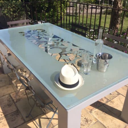 Table de salle à manger avec plateau en verre trempé avec motifs sablés