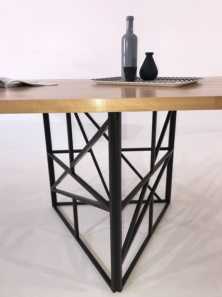 table repas en bois massif et pied en métal