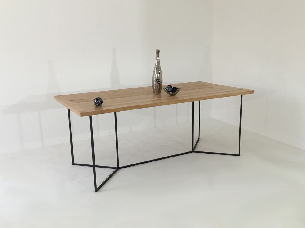 Cette table au style minimaliste est composée d'un piétement en métal laqué et d'un plateau en bois massif PEFC