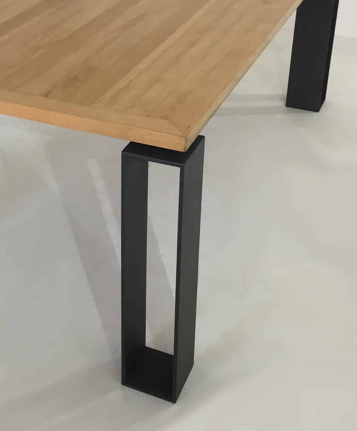 Table repas bois massif avec design de style minimaliste