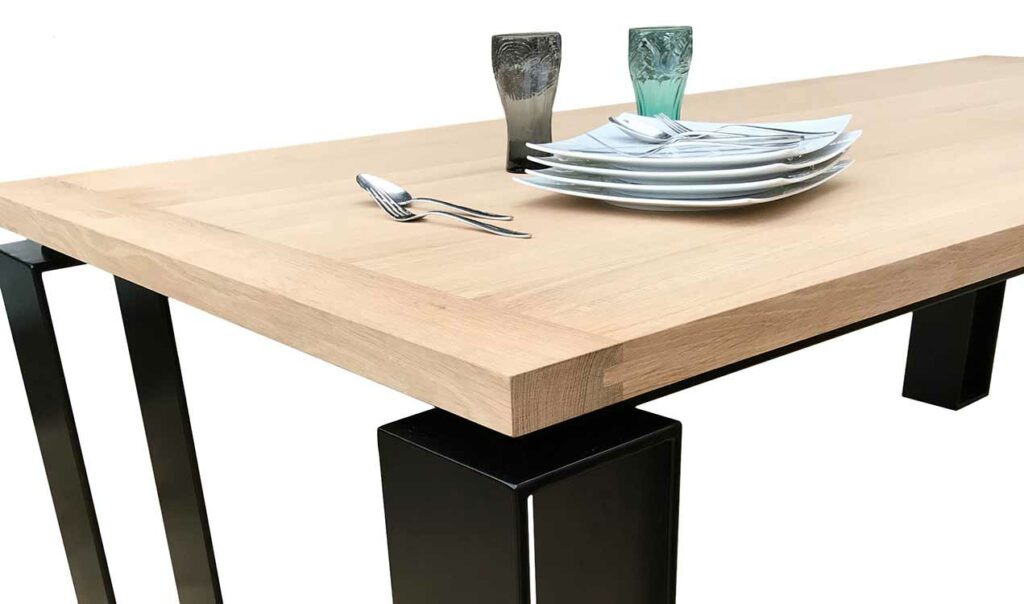 table avec plateau chêne massif brut et pied au design original
