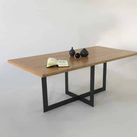 Table de salle à manger avec plateau en bois massif et piétement en métal plein