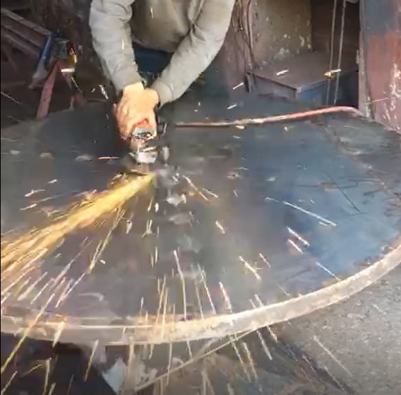 Fabrication artisanale du plateau rond en métal de la table repas "King"