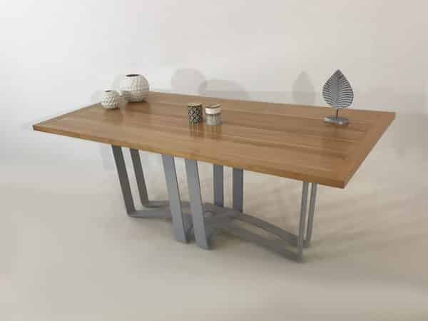 Table avec pied en métal original et plateau bois