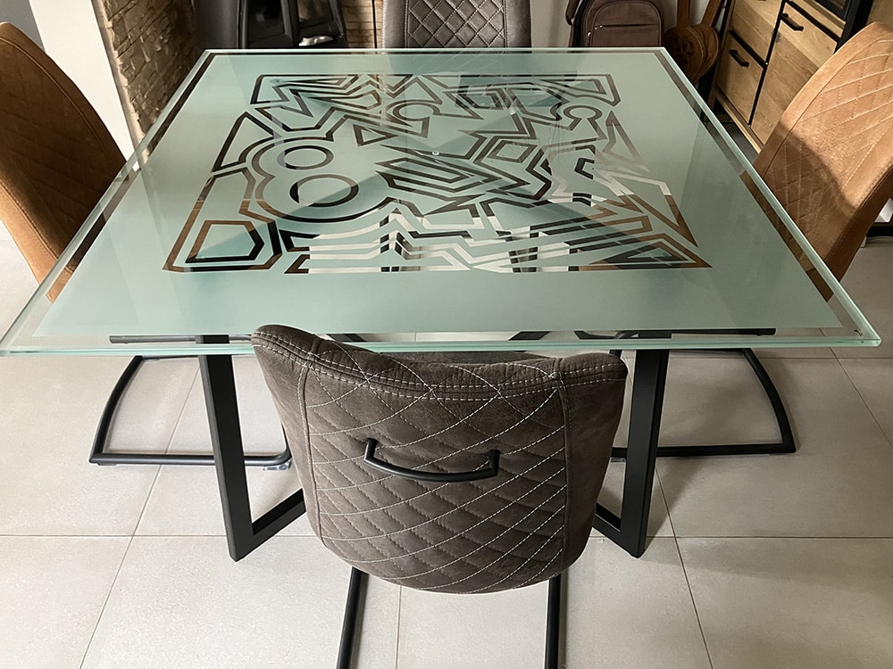 fabrication de meubles sur-mesure : table en verre trempé et sablé avec motif Art Deco