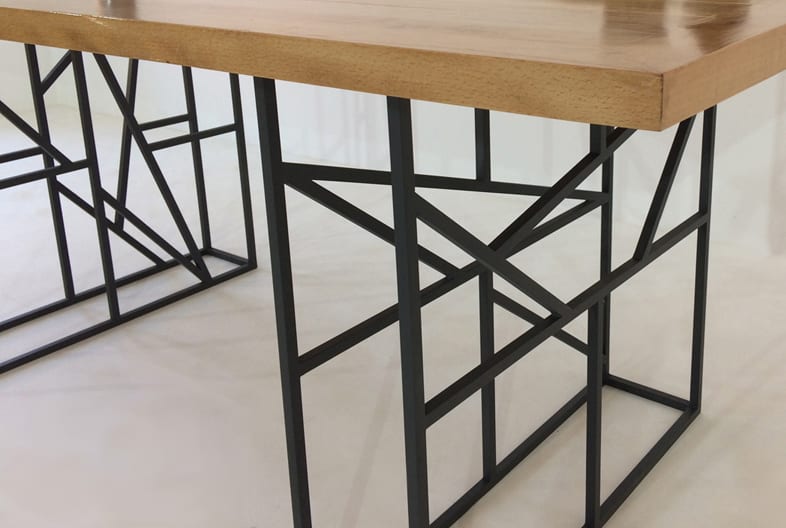 Table au design original en bois et métal