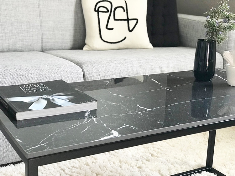 Table basse rectangulaire en céramique 120 cm, effet marbre noir et pied en métal noir de style minimaliste