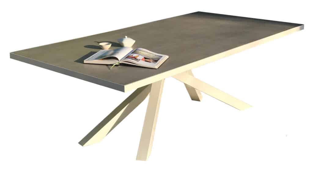 Table à manger avec plateau en céramique rectangulaire avec ceinture métal et pied entrecroisé 