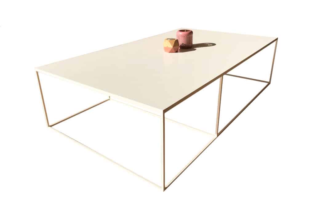 table basse en métal fin de style minimaliste couleur blanc crème