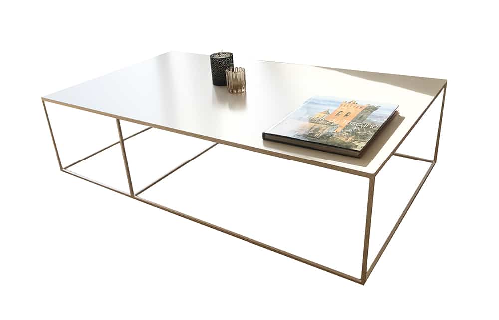 Table basse blanche en métal fin et au style minimaliste