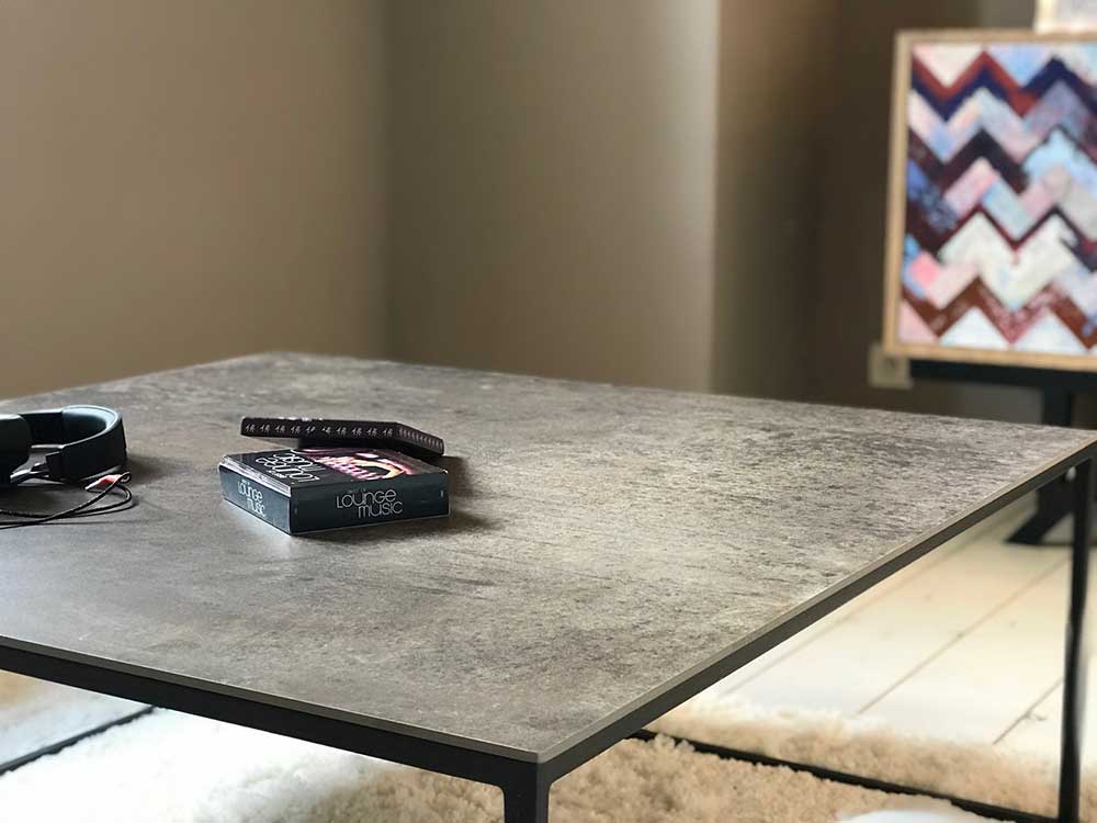 table de salon avec plateau 80 x 80 cm en céramique effet métal industriel