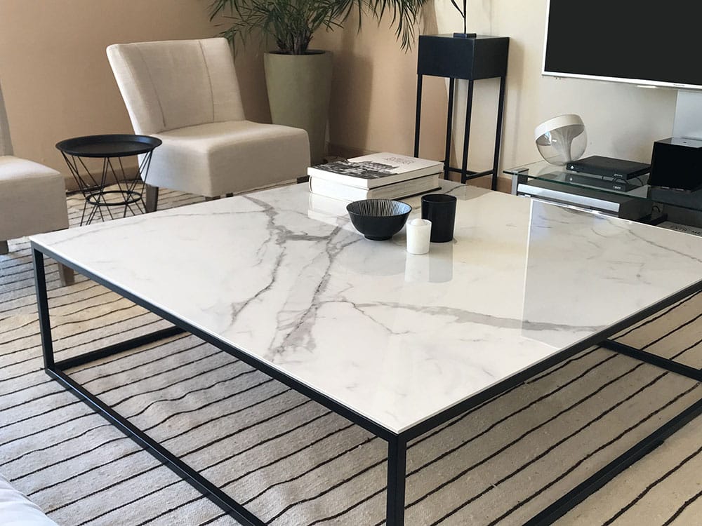 table basse carré avec plateau en céramique imitation marbre blanc 120 cm de côté