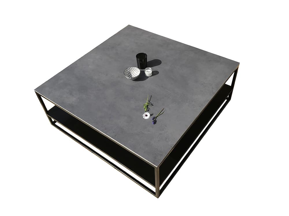 Table basse carrée double plateau avec étagère en métal et plateau en céramique, vue de dessus