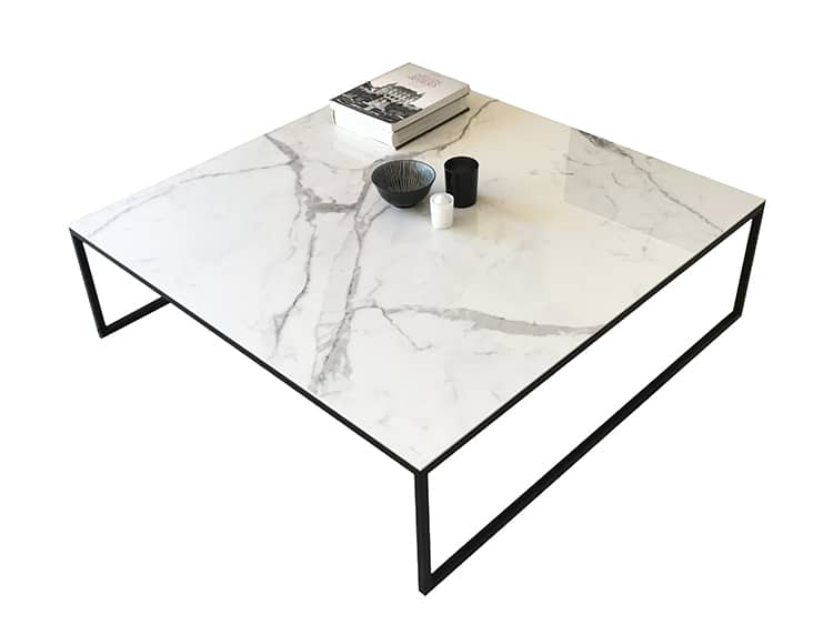 table basse carrée avec plateau céramique effet marbre blanc et veines grises