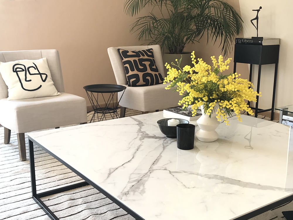table de salon carrée avec plateau céramique blanche imitation marbre blanc et veines grises