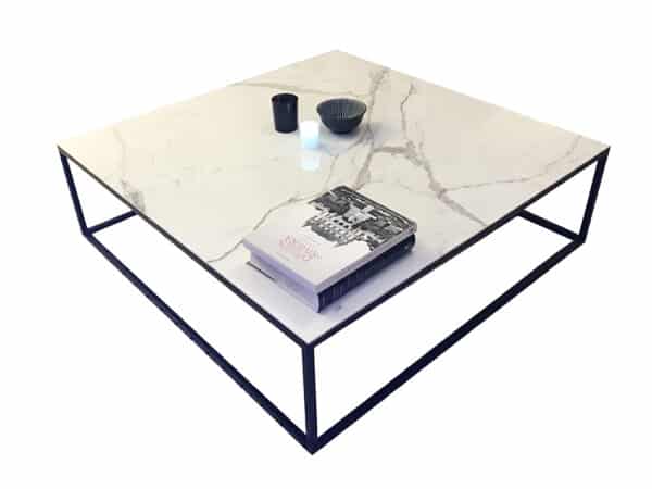 table de salon carrée avec plateau design en céramique et pied métal