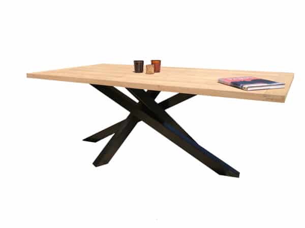 Table à manger composé d'un plateau bois et d'un piétement acier.