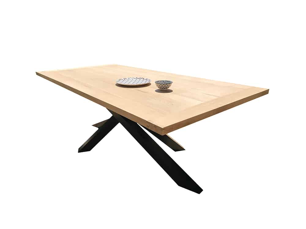 Table à manger en chêne massif avec pied central en acier noir laqué au design croisé