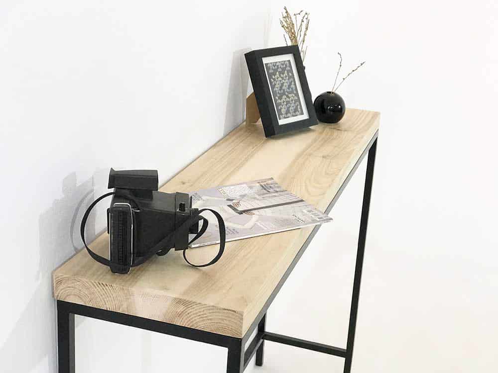 console table au design moderne avec plateau en frêne massif et pied en métal noir minimaliste