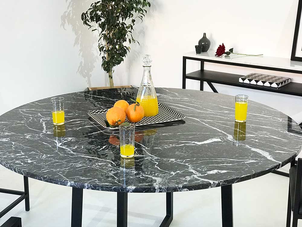 table à manger avec plateau rond en marbre