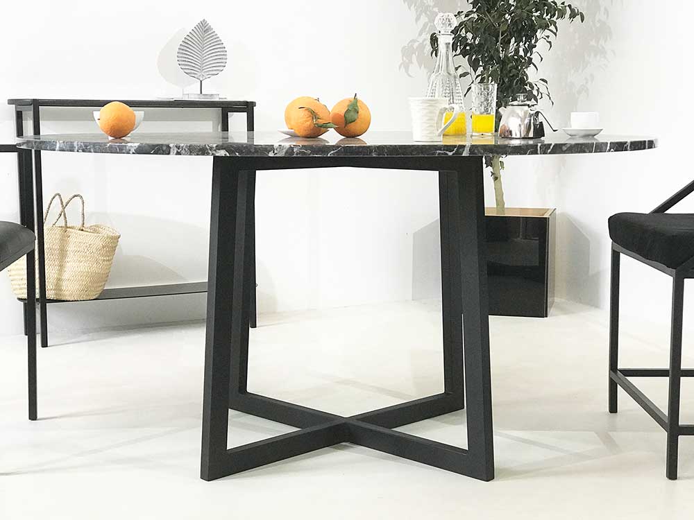 table ronde marbre noir et pied original en acier laqué noir.
