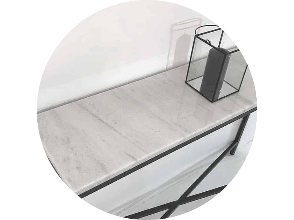 table console en marbre blanc et pied croisé en acier laqué noir