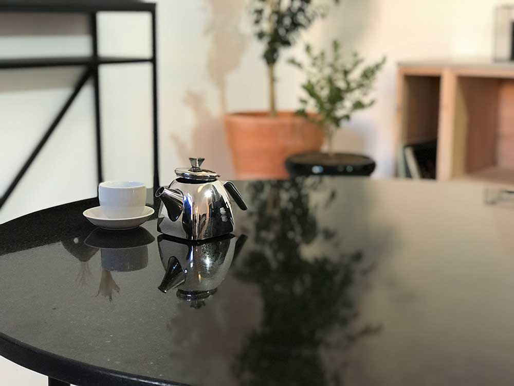 table basse avec plateau en marbre granit noir