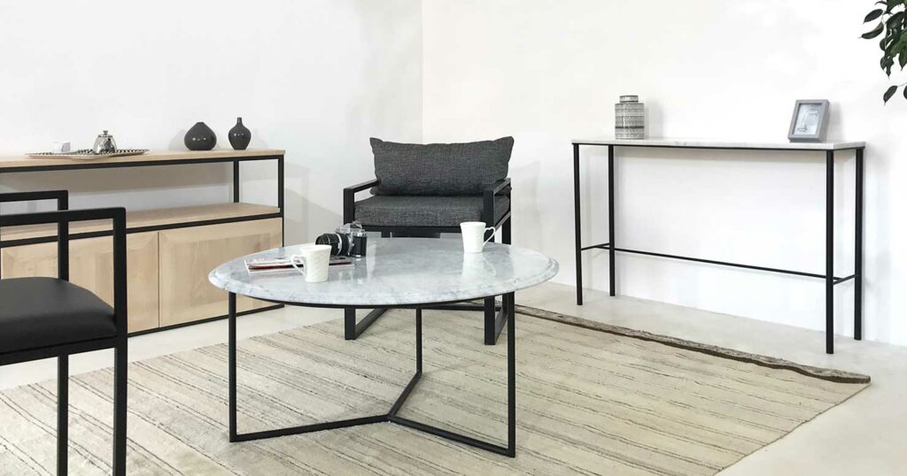 salon design composé de plusieurs meubles de rangement, console, table basse et chaises