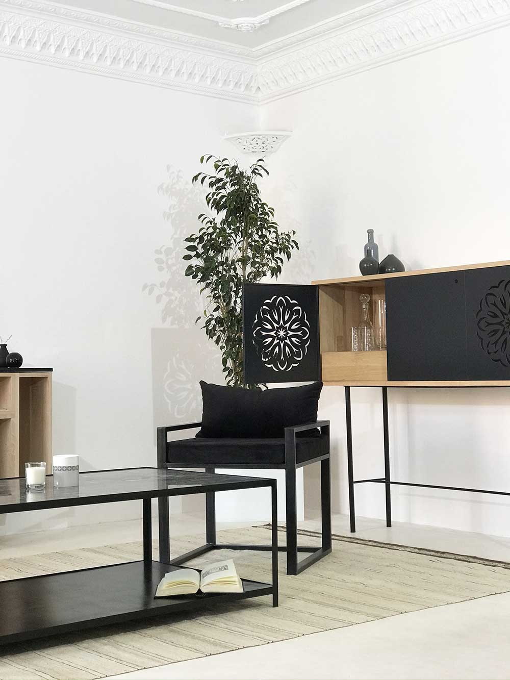table basse de salon noire avec plateau en marbre gris et acier
