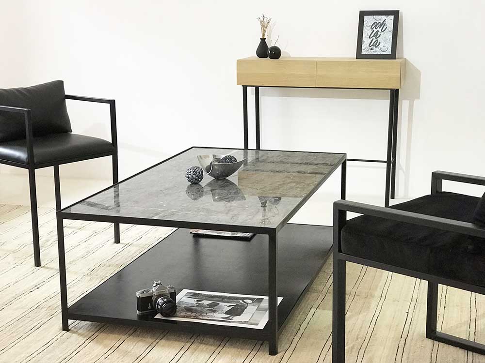 table basse en marbre et métal noir avec 2 plateaux