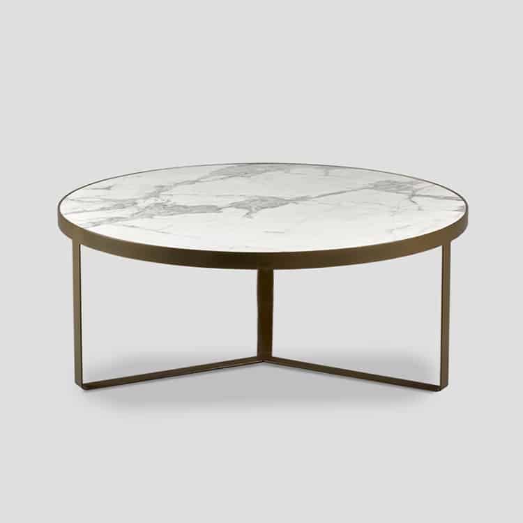 table de salon ronde avec plateau en marbre blanc de Carrare et pied en métal couleur or