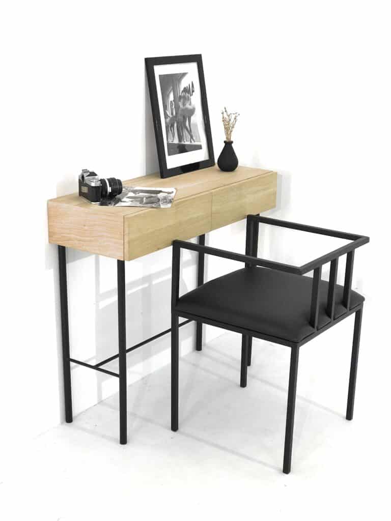 console d'entrée ou de salon avec tiroirs en chêne ayant fonction de bureau d'appoint. Elle est associée à un fauteuil en métal noir assorti à la couleur du pied métal de la console.