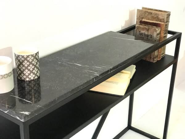 console design en marbre avec étagère métal noir