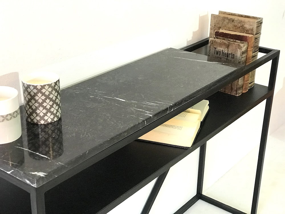 console design en marbre noir avec étagère en métal noir