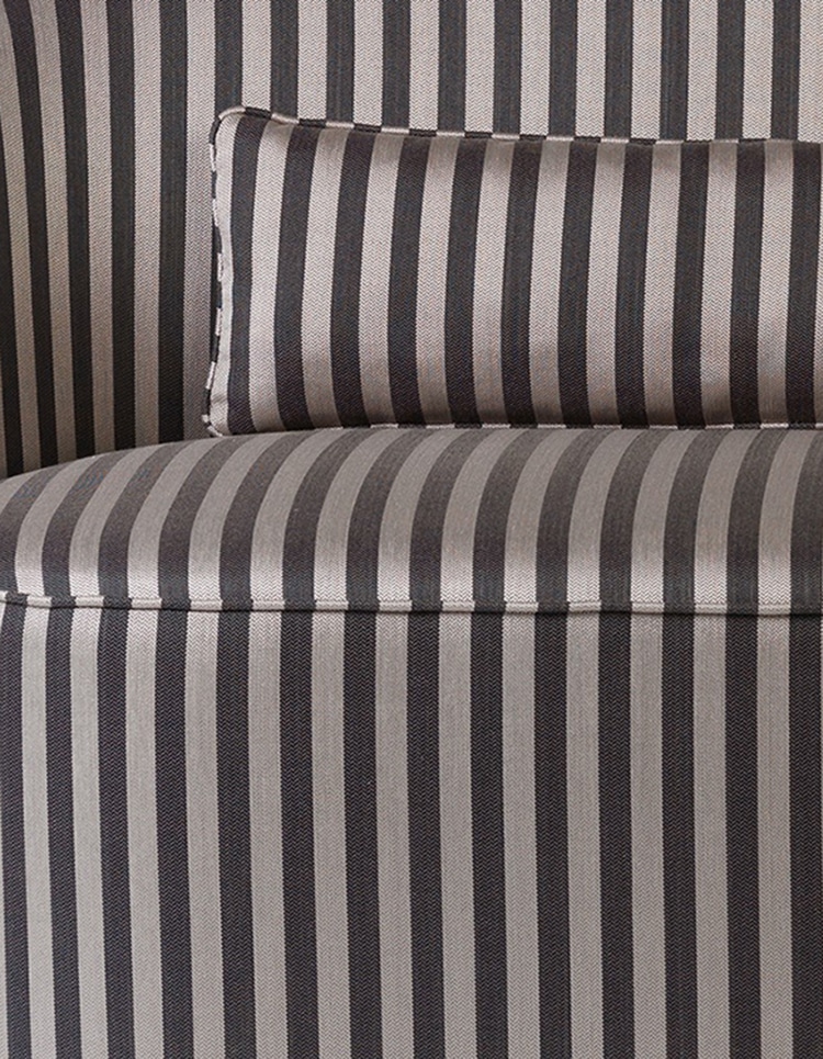 canapé de salon Lounge en tissu à rayures, zoom sur le coussin et le tissu.