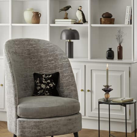 fauteuil lounge en velours gris avec formes douces et arrondies