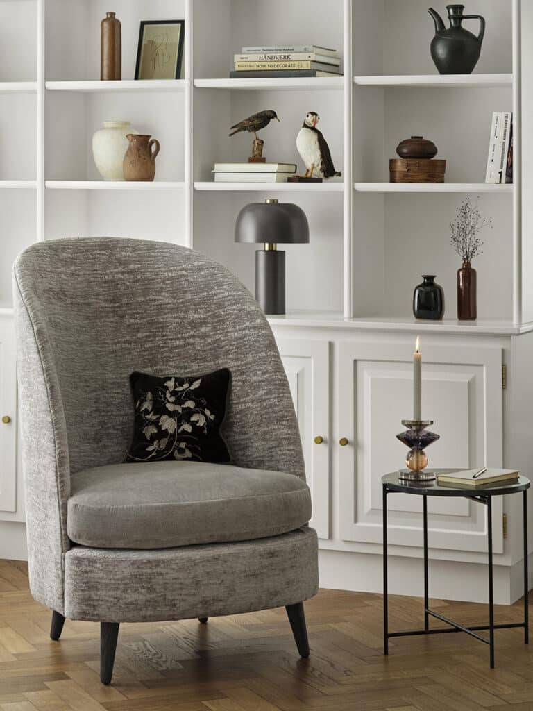 fauteuil lounge de salon en velours gris avec formes douces et arrondies
